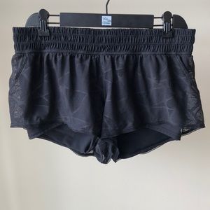 Brand new, size 6 lulu shorts